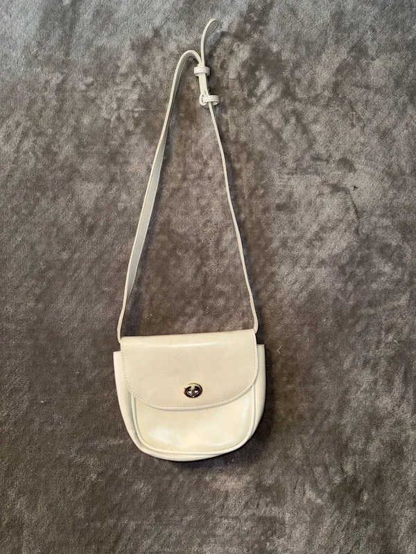 Minimalist Vintage-Style Cream Leather Turnlock Crossbody Bag - Image 3