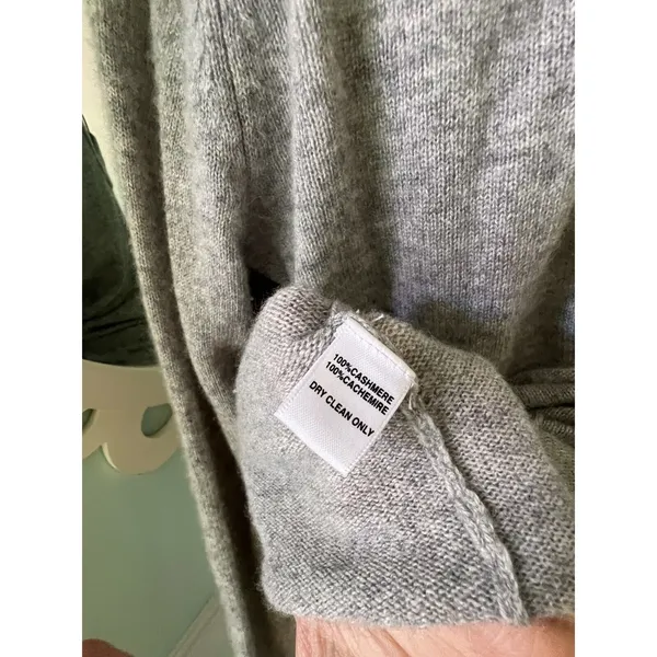 Saks Fifth avenue Sweater M‎ Gray v neck cashmere long sleeve Light Weight - Image 5