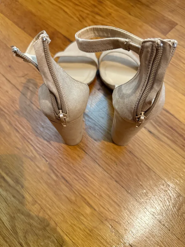 Tan Heels Size 10 - Image 2