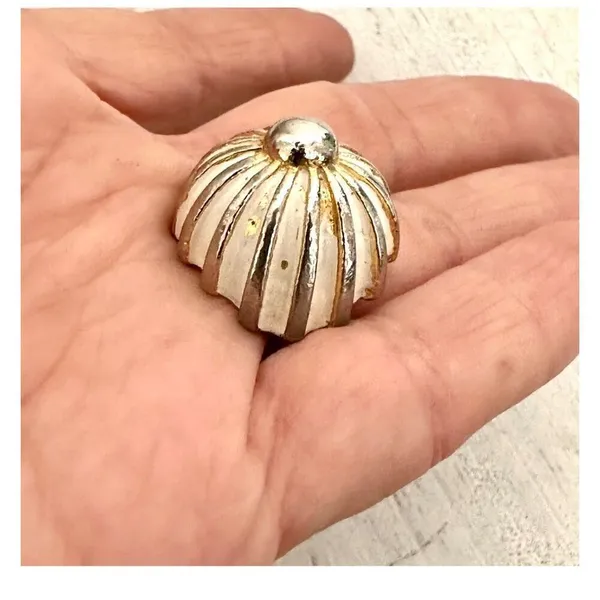 Cream/gold tone vintage cocktail ring - Image 2