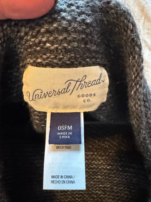 Universal Threads sweater - Image 3