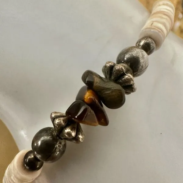 Puka shell tigers eye silver tone surfer bracelet - Image 6