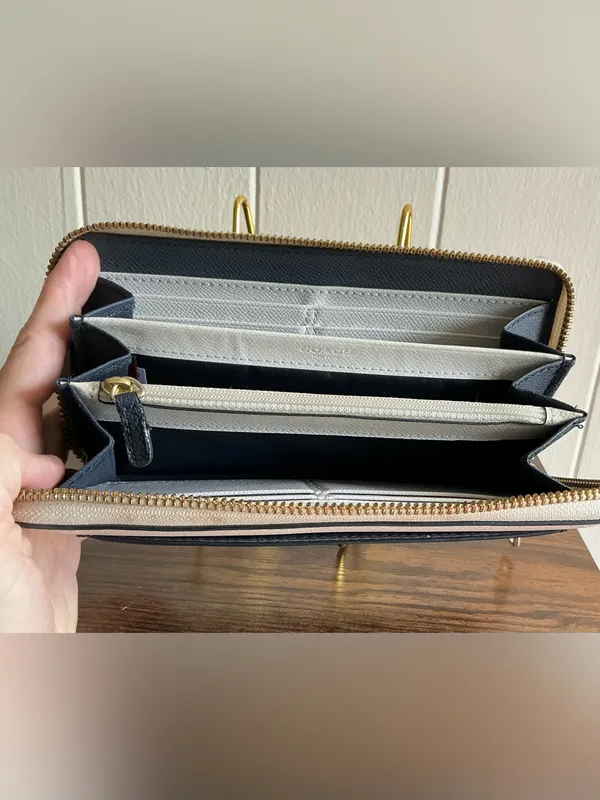 Rare two-tone Coach accordion zip around chalk white navy blue Leather Wallet - Image 6