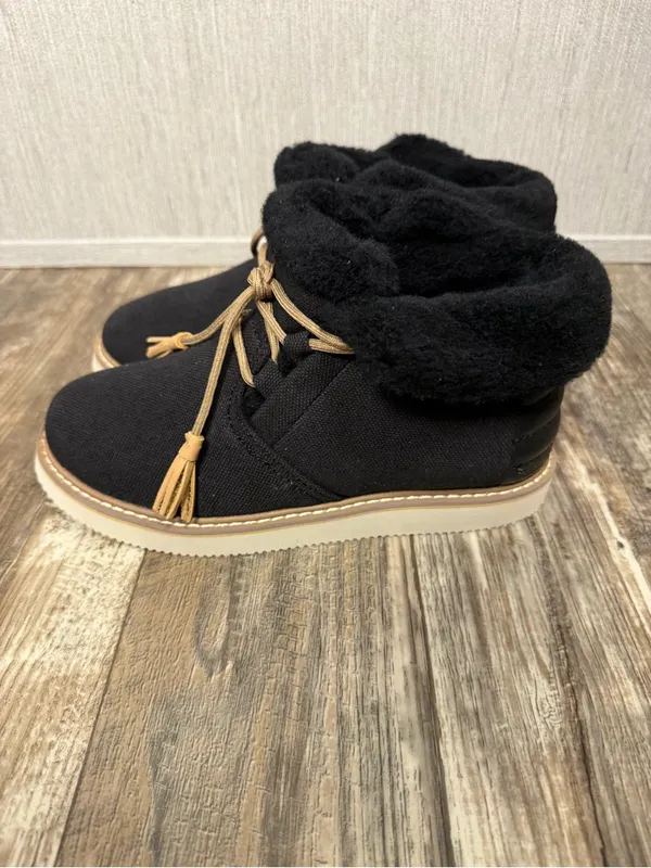 Sanuk Black Ankle Boot with Brown Laces and Trim Size 7 - Image 10