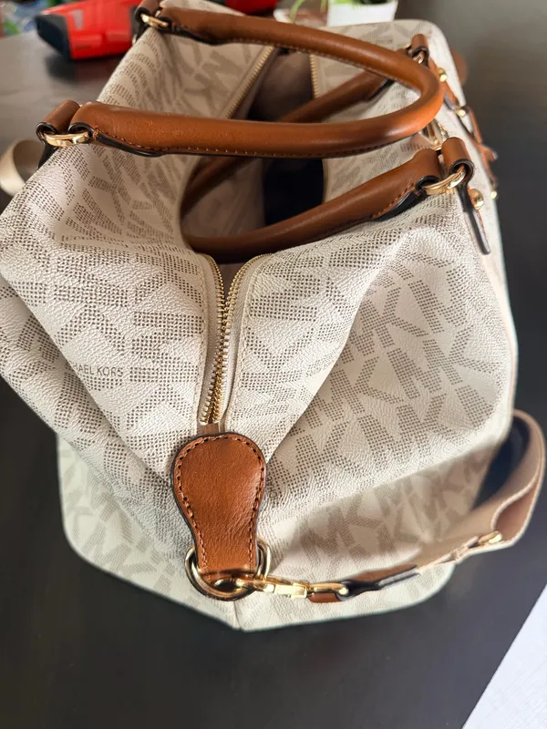 Michel Kors Beige Duffle Bag - Image 4