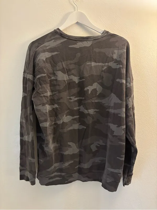 Athleta Charcoal Camo Crewneck Sweatshirt Size Large - Image 2