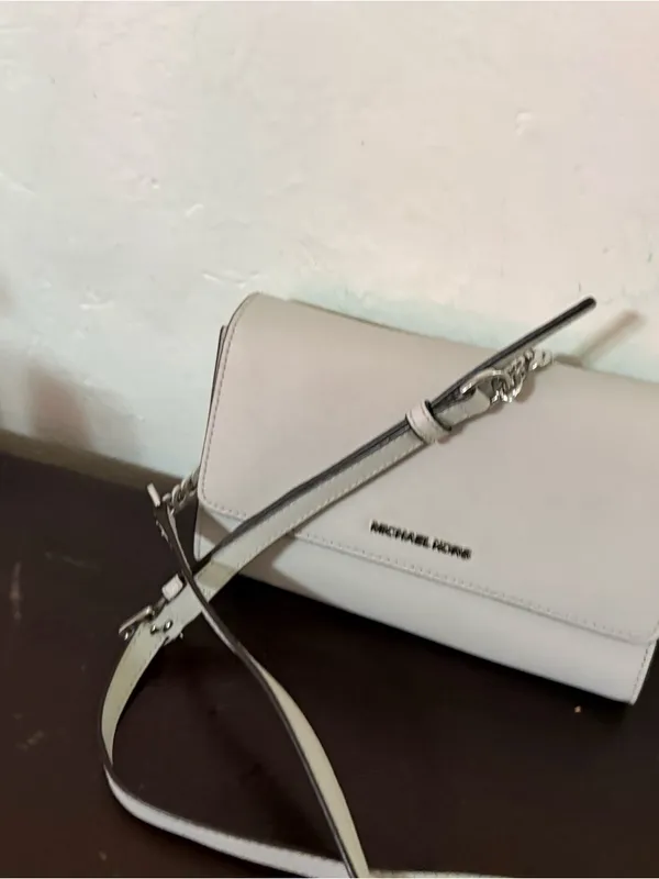 Michael Kors Cream Leather Crossbody Wallet - Image 6