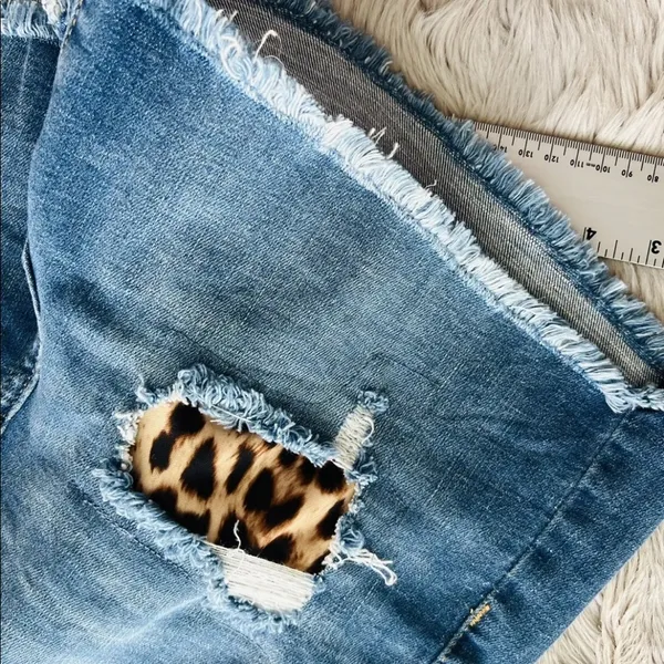 NWT Judy Blue denim distressed Leopard patch shorts size small New High Waist - Image 10