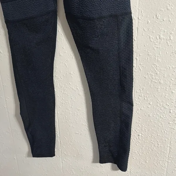 Gymshark Black Leggings Sleek Athletic Wear - Image 8