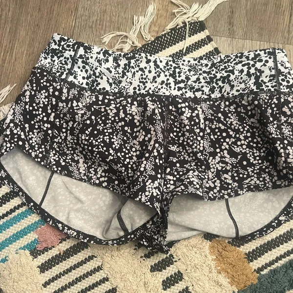 Lululemon speed‎ short in size 4 - Image 3