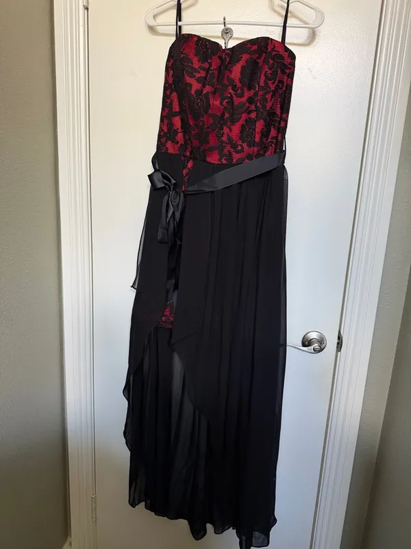 Strapless Red and Black Lace Evening Dress - Image 3