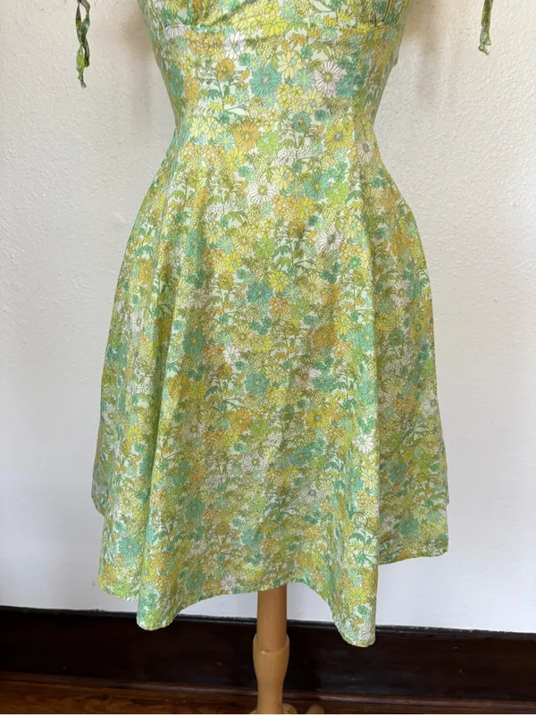 Vintage-Inspired Green Floral Fit & Flare Sweetheart Dress - Image 3