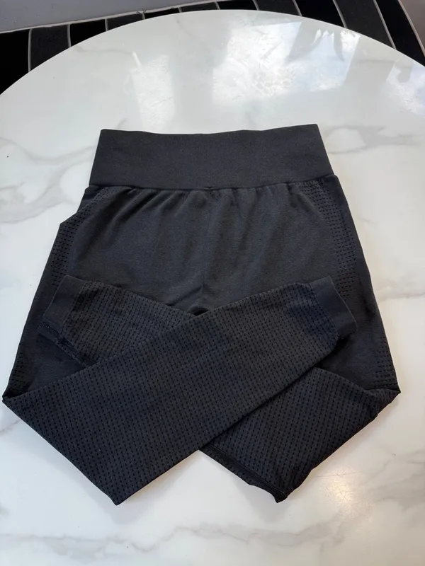 Gymshark Black Seamless High-Waist Leggings with Subtle Logo - Image 2