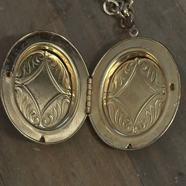 Vintage Large Locket Pendant Necklace Gold - Image 7