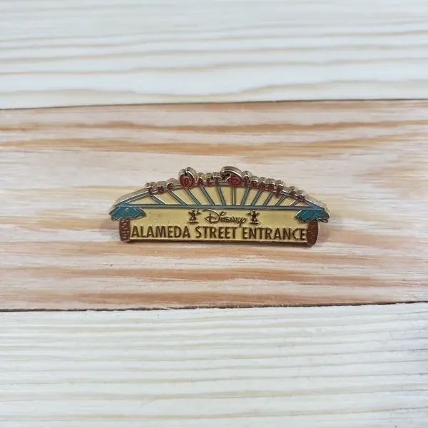 Disney Alameda Street Entrance Pin Vintage Burbank Cast Member Exclusive Gold - Image 2