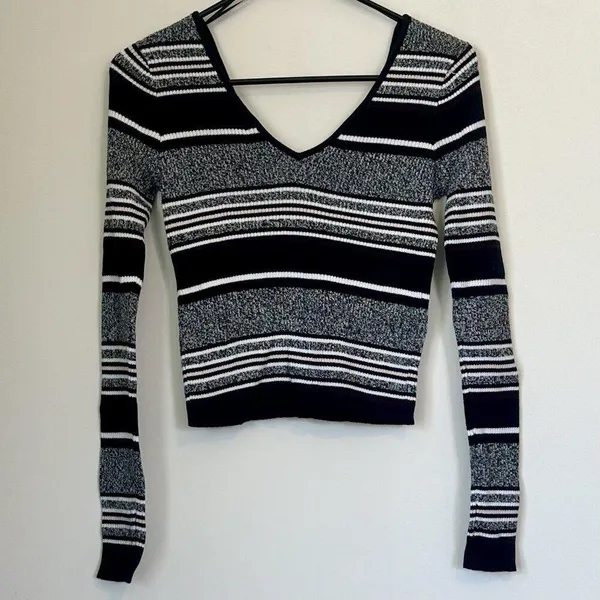 LA Hearts Cropped Striped V-Neckline Long Sleeve Shirt - Size: Small - Image 5