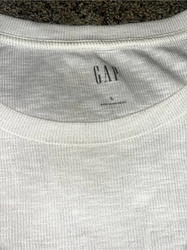 GAP Women's White Ruffled Sleeve Tee - Image 3