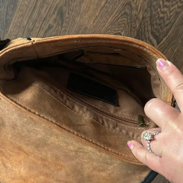 G.H. Bass & Co. Leather Crossbody Purse Tan - Image 6