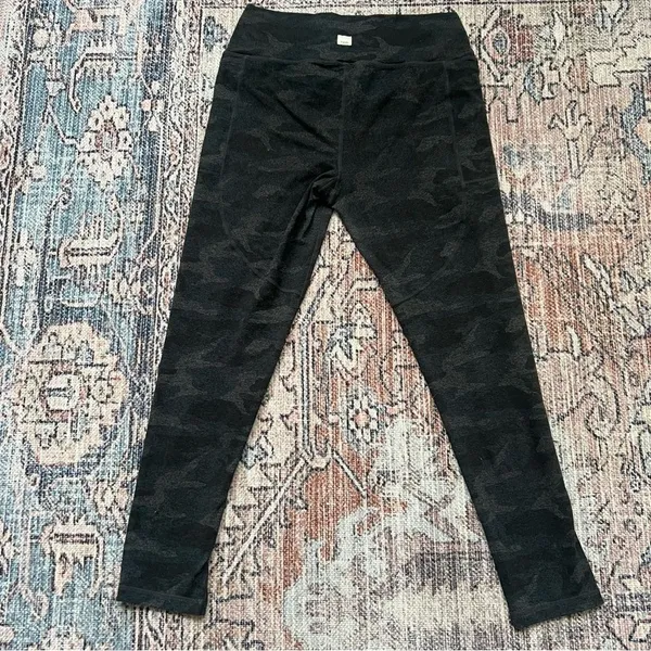 Vuori Clean Elevation Leggings Black Camo Size Medium 7/8 Length - Image 9