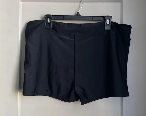 Never worn swim bottom Size XXL - Image 3