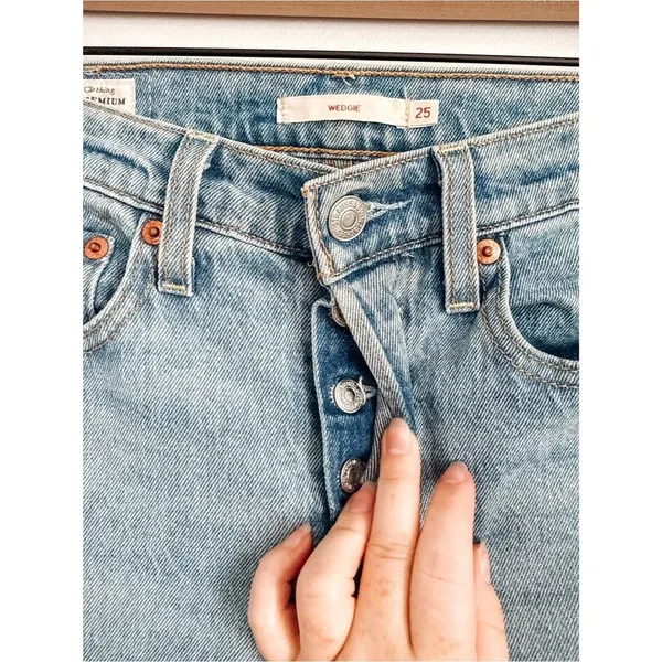 Levi’s Wedgie High Rise Light Wash Jeans Size 25 - Image 3