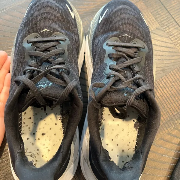 Hoka arahi 6 black and white shoes *no insoles* size 7B women - Image 6