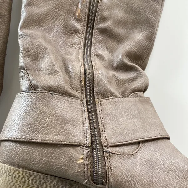 Beige taupe knee high boots Women’s size 6 zips up large buckle damaged - Image 3
