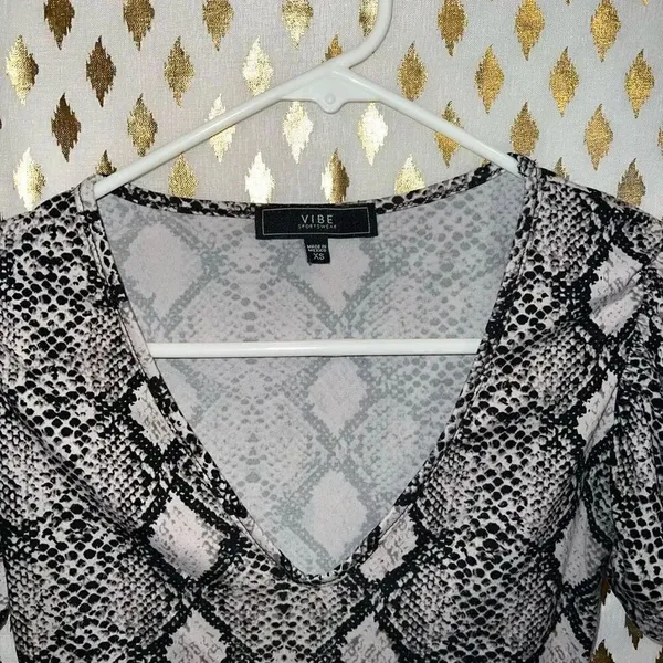 Vibe Snakeskin crop top puff sleeve size XS￼ - Image 3