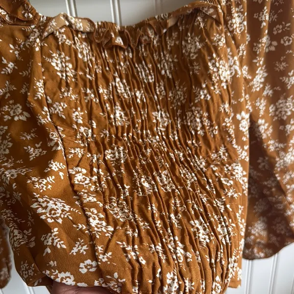 Brown and White Puff Sleeve Crop Blouse with Tie Front - Image 3