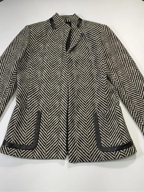 Dana Buchman Wool and Leather Blend Black and Cream Chevron Herringbone Blazer - Image 2