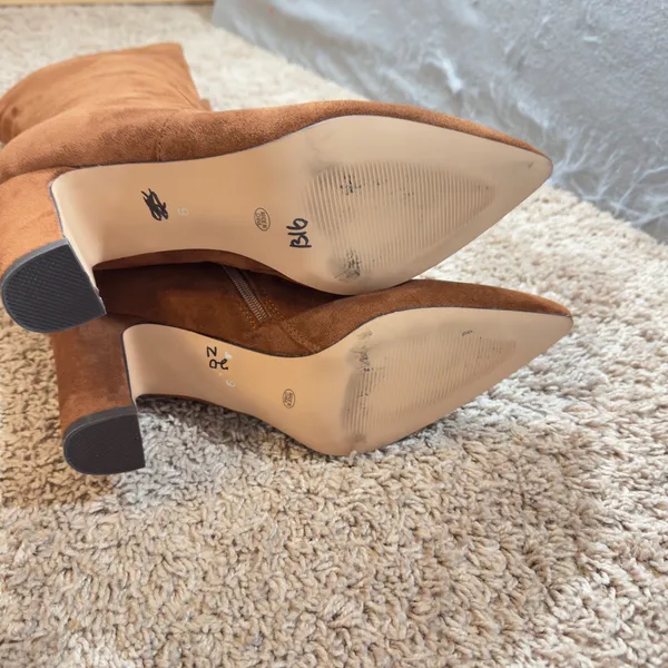 1411 | Modatope‎ VIUGJNEX Cognac Faux Suede Block Heel Pointed Toe Boots 9W - Image 7