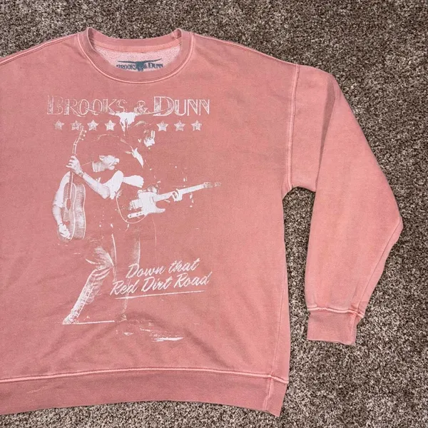 Brooks & Dunn crewneck sweatshirt 'Down that Red Dirt Road'. - Image 7
