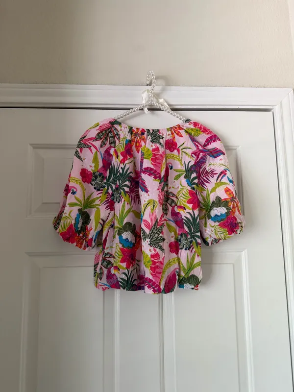 Crown & Ivy Pink Tropical Cropped Balloon Top - Image 4