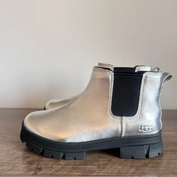 Ugg NEW Women's or Youth Ashton Chelsea Shine Leather Boot Size 7 or 6#1130 - Image 3