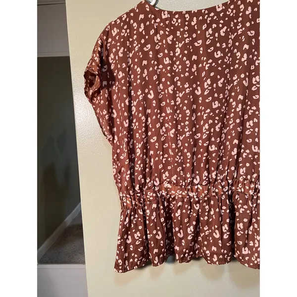 Nine West Women's Sz Medium Faux Wrap Peplum Blouse Tan Beige Animal Print Short - Image 8
