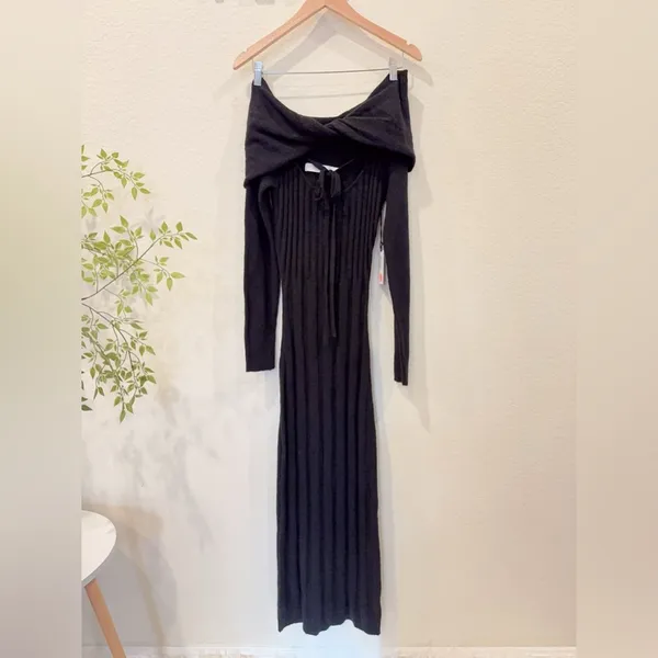 ASTR Yalitza Black Off Shoulder Cutout Maxi Sweater Dress Small NWT - Image 2