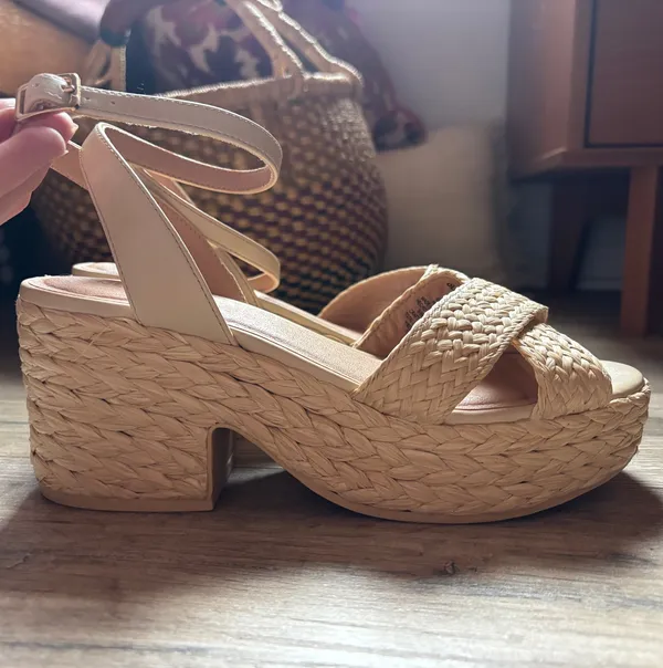 Old Navy Platform Woven Sandals - Image 8