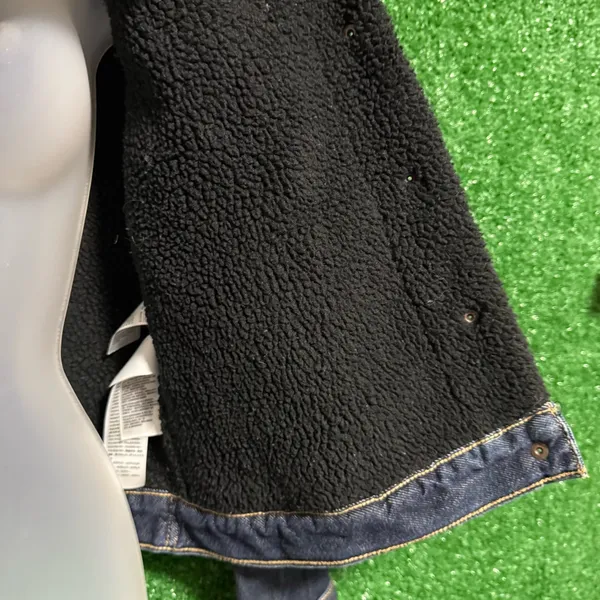 Levi's Dark Wash Denim Sherpa Lined Trucker Jacket Black Lining Small - Image 5