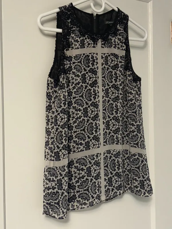 Adrianna Papell blouse eyelash lace trim floral pattern size small boho feminine - Image 2