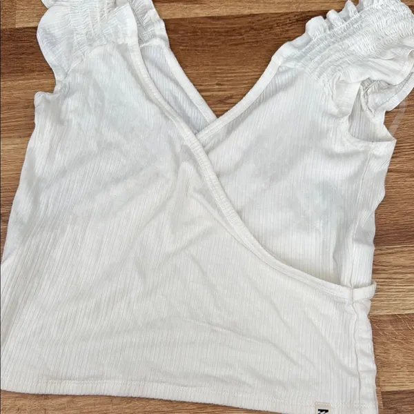 Billabong white / Cream ribbed cris-cross crop tank with Ruffled Sleeves medium - Image 5