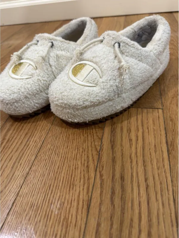 Size US 7 Women’s Champion slippers Cream Color - Image 4