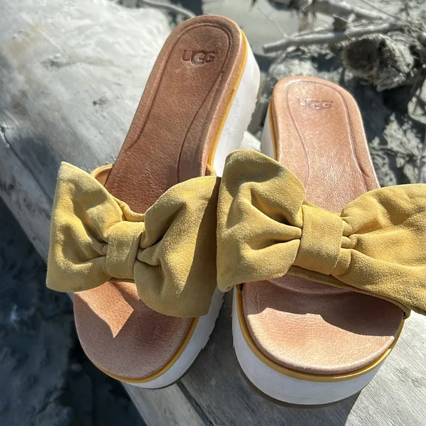 UGG Yellow Bow Platform Sandals Size 6.5 - Image 2