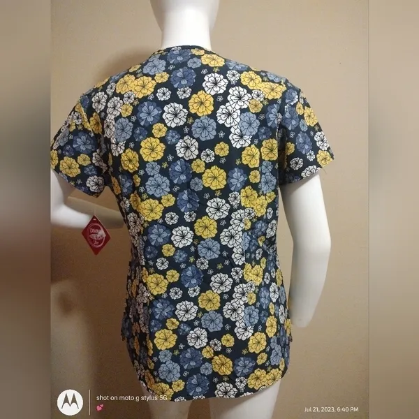 JDS Uniforms‎ Blue Floral Nurse Top - Image 5