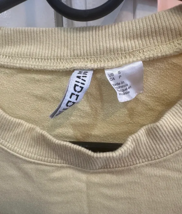 h&m yellow crewneck  - Image 3