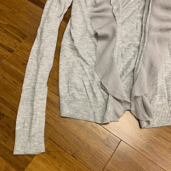 Abercrombie & Fitch Cardigan Womens Size Small‎ Ruffle Front Knit Sweater Gray - Image 2