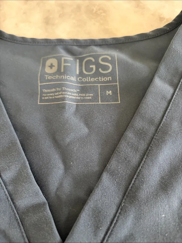 Figs Women’s Short-Sleeve V-Neck Tee in Navy - Image 3