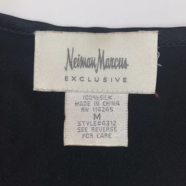 Neiman Marcus black 💯 silk satin v neckline sleeveless blouse. Pull on. Size M. - Image 5
