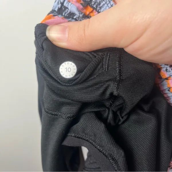 Lululemon Hotty Hot Multi Shorts size 10 tall Black Blue Orange print - Image 5