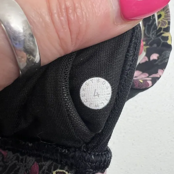 Lululemon Size 4 Energy Bra Fluorolace‎ Multi Medium Support Stretch B / C Cup - Image 10