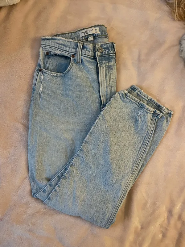 Abercrombie High-Rise Jeans Straight Curve Love - Image 2